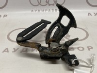 Крюк захватный на капот VAG 4A0823480A на Ауди 100/A6 C4