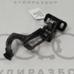 Крюк захватный на капот 8G0823480D на Ауди 80 B4