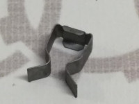 Зажим тросика рычаг привода дверного замка VAG 893837073 на Ауди 80/90/100/A6 B3, B4, C4